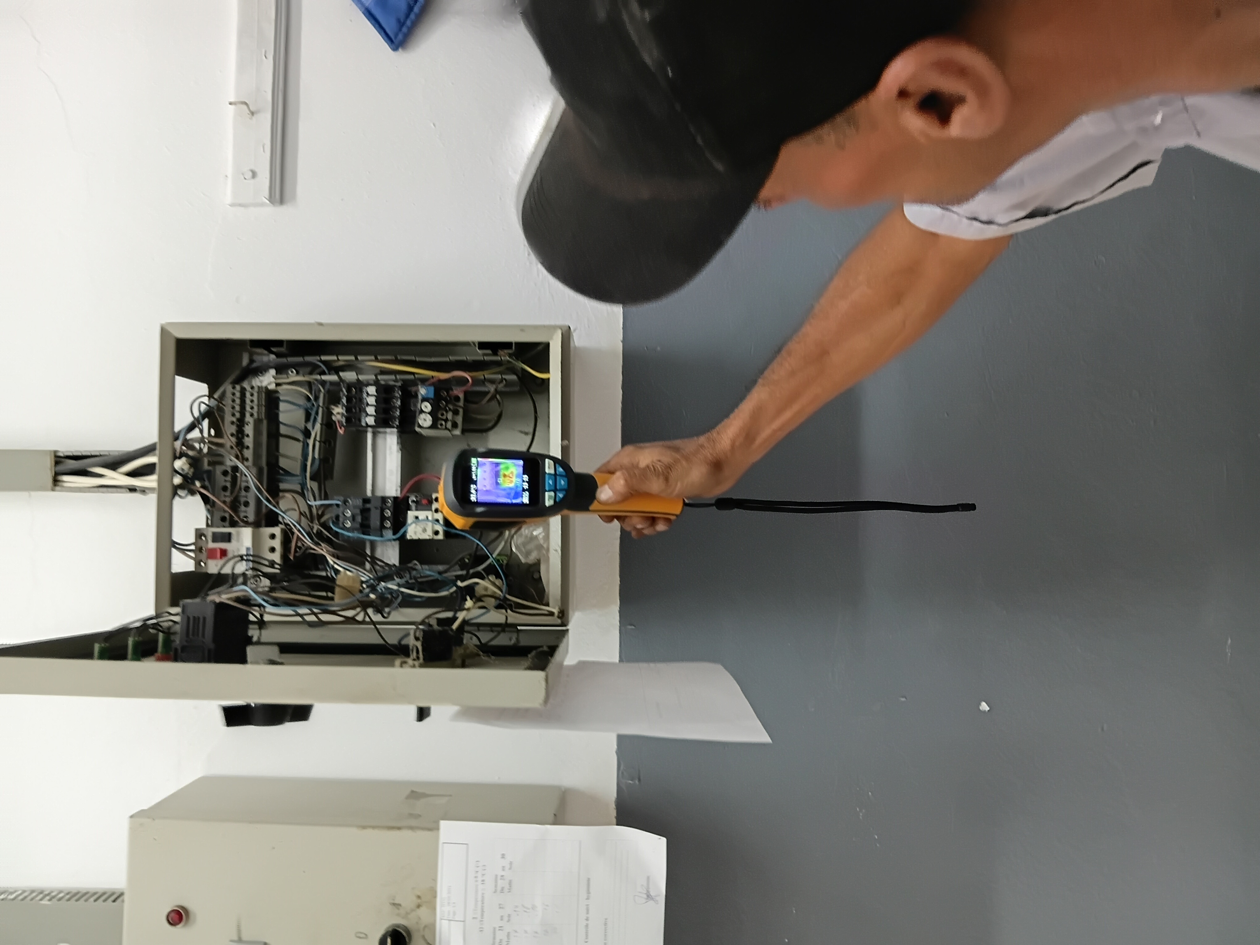 Maintenances préventive  dune armoire électrique avec camera thermique 