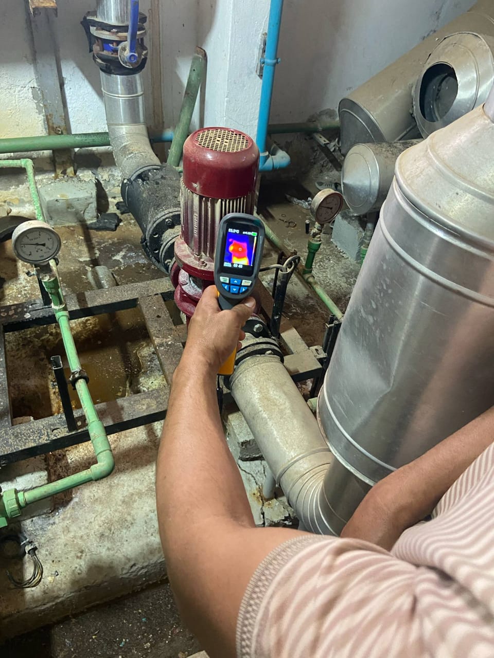 Inspection thermique d’une pompe industrielle à l’aide d’une caméra infrarouge, dans le cadre d’un contrôle préventif des installations techniques.